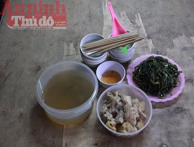 Đây là mâm cơm dành cho 6 người ăn của họ. Dù tương đối đạm bạc, với một món mặn, một món rau xào và canh, song anh em công nhân đều ăn rất ngon miệng