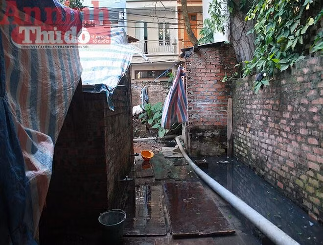 Khu vực giếng tắm ở đây khá mất vệ sinh, vì chủ nhà không cho xả nước ra bên ngoài. Vậy nên công nhân thường xuyên phải sống chung với... nước thải ngập