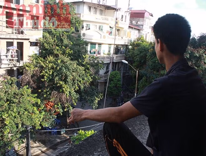 Anh Hùng ngồi ngắm đường phố từ tầng cao của "biệt thự công nhân". Anh đang có nhiều tâm trạng, vì mới cưới vợ một năm và có con vài tháng tuổi, nhưng mãi không thể về thăm nhà vì khó khăn kinh tế