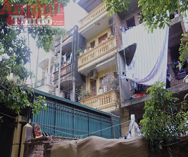 "Biệt thự công nhân" nằm đan xen với những ngôi nhà đã hoàn thành, tạo ra bức tranh hoàn toàn đối lập