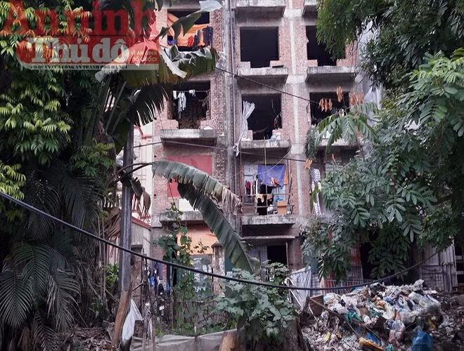 Khu biệt thự công nhân này có khoảng 10 tòa nhà cho thuê như vậy, với số lượng công nhân ở đây lên tới 500 người, đến từ nhiều địa phương như Lai Châu, Điện Biên, Thanh Hóa, Sơn La...