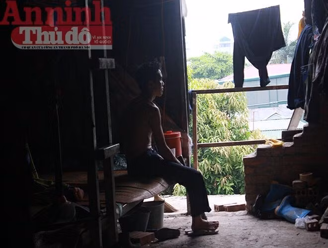 Phút nghỉ ngơi của công nhân trong căn biệt thự có một không hai