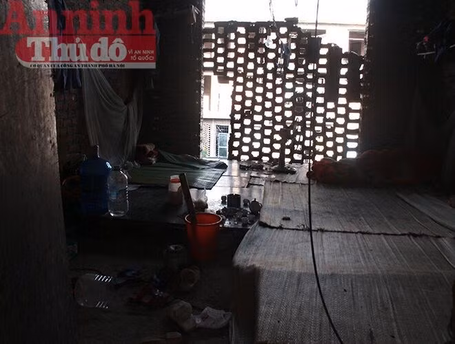 Phòng ngủ trong "biệt thự công nhân", với chiếu và tấm gỗ