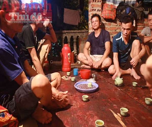 Khác với những câu chuyện tếu táo trước bữa cơm, trong lúc uống trà sau khi ăn, các công nhân thường chia sẻ những ưu tư trong công việc, gia đình.