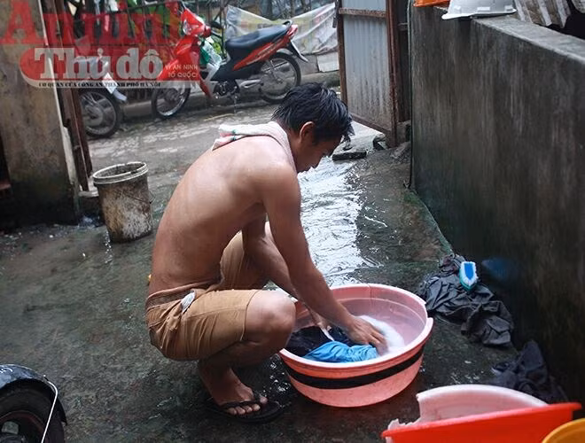 Anh Đức (Thanh Hóa) làm công nhân xa nhà, xa vợ con. Dẫu buồn và vất vả, anh vẫn thấy may mắn khi được sống cùng anh em trong "biệt thự công nhân"