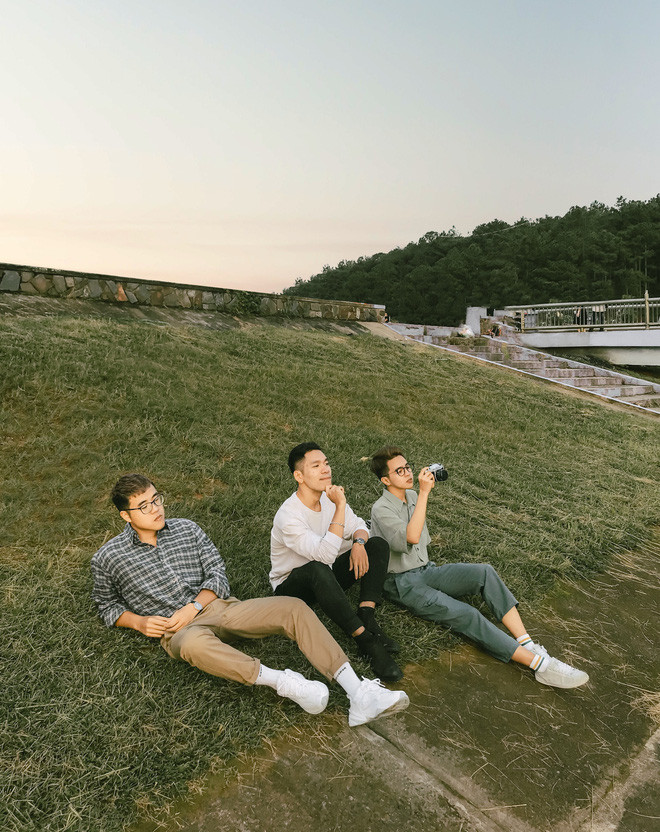 Với tiêu chí đã đi chơi với nhau thì không thể không vào hình cùng nhau, đa phần những bức hình nhóm bạn này đều được người đi đường ấn nút hộ.