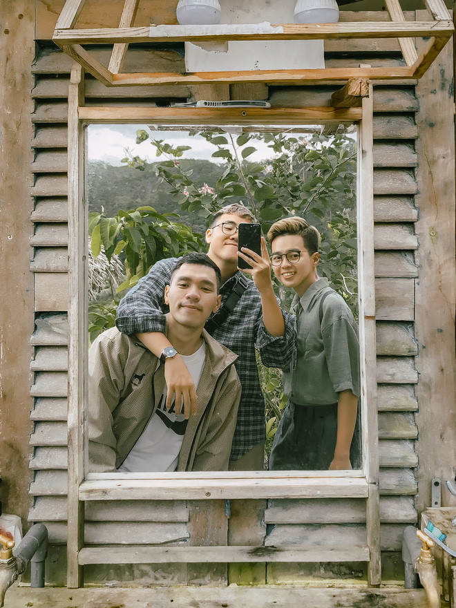 Được biết, nhóm bạn đã chơi thân với nhau từ lâu. Tuy nhiên, sau rất nhiều lần hẹn hò đi du lịch nhưng toàn "bể kèo", đến giờ họ mới thực hiện được sau cả năm trời thu xếp.