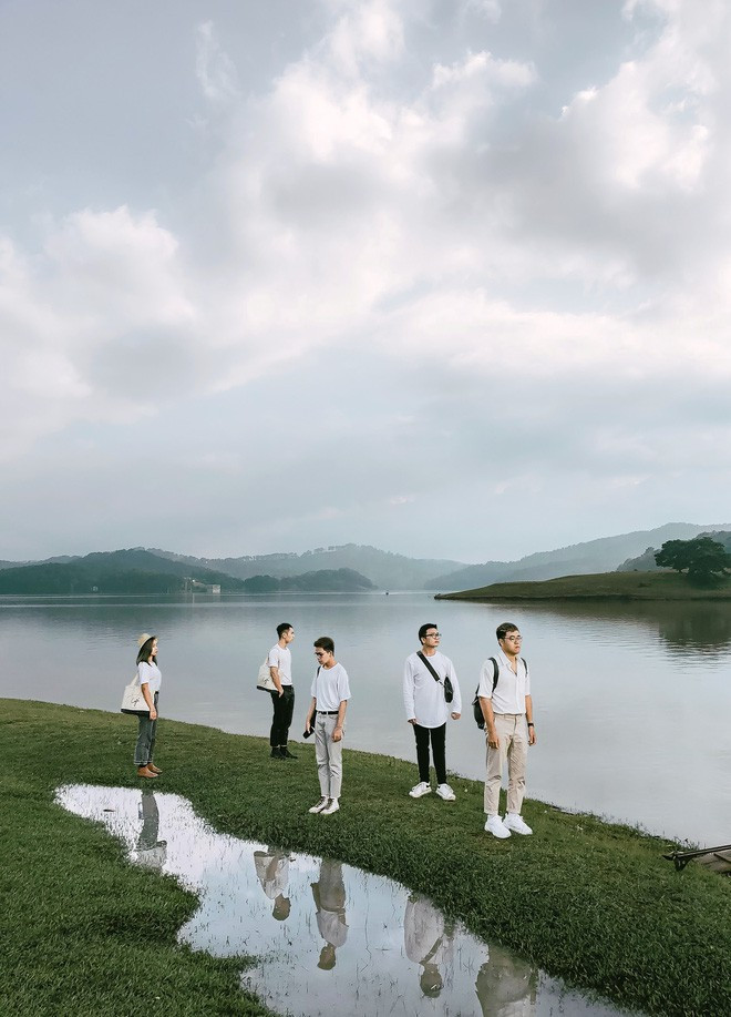 Nhóm bạn gồm có Trường Thành (sinh năm 1991), Nam Thi (sinh năm 1994), Trung Hậu (sinh năm 1997), Mỹ Duyên (sinh năm 1995) và Tấn Phong (1998).