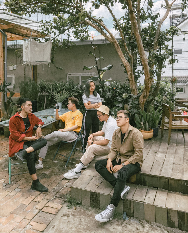 Tính chất công việc của mỗi người khác nhau nên chuyến đi phải chia nhỏ ra thành nhiều lần xuất phát riêng. Vậy nên nhóm 5 người mà đi tận 4 chuyến xe, phải đến hôm cuối cùng mới đầy đủ team để cùng nhau chụp hình chung.