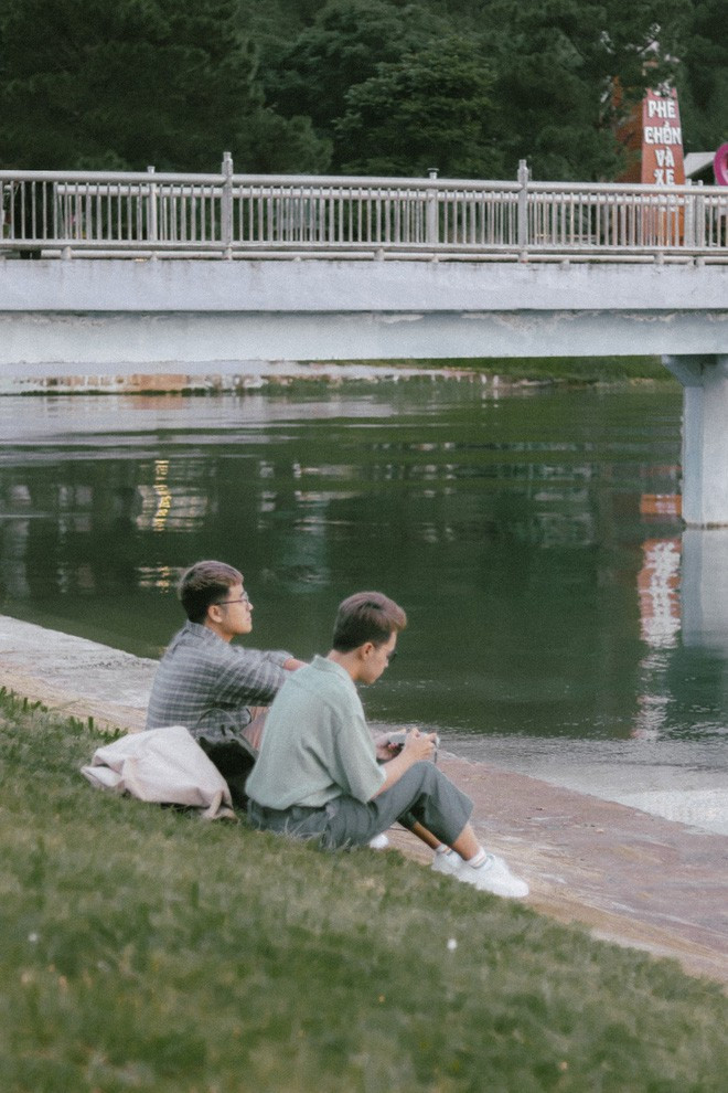 Bộ hình được chụp bằng cả máy phim và máy kỹ thuật số tại những địa điểm nổi tiếng Đà Lạt như hồ Suối Vàng, chợ Đà Lạt, hồ Tuyền Lâm