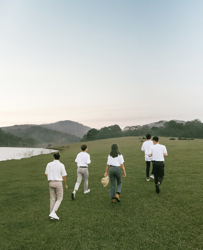 Chia sẻ về bộ ảnh của hội bạn thân khi đi du lịch Đà Lạt, đại diện nhóm bạn thân 5 người là Trung Hậu cho biết: "Tuy có nhiều khác biệt về tuổi tác và đến từ nhiều nơi khác nhau: Bắc (Hà Nội) – Trung (Huế) – Nam (Sài Gòn) với giọng nói, văn hóa, lối sống khác biệt nhưng tụi mình luôn cố gắng dung hòa với nhau về tính cách, có vậy chơi mới bền được".