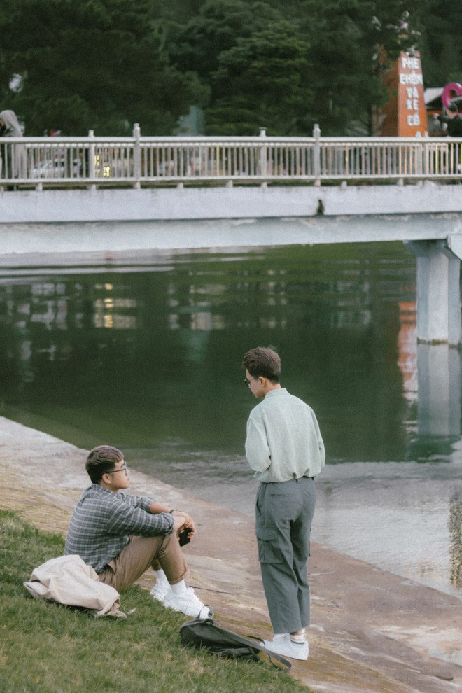 Những chiếc ảnh phim với nước màu cũ kĩ nhưng lại lưu giữ những kí ức tươi mới của người trẻ.