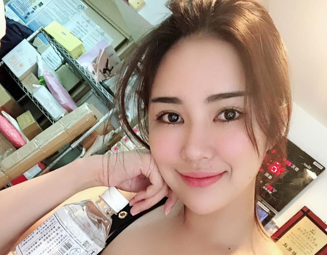 Dù công việc người mẫu khá bận rộn nhưng chỉ cần có thời gian rảnh, Mễ Khả sẽ ngay lập về nhà để phụ mẹ, phụ em gái bán bánh, thu hút thêm khách hàng.