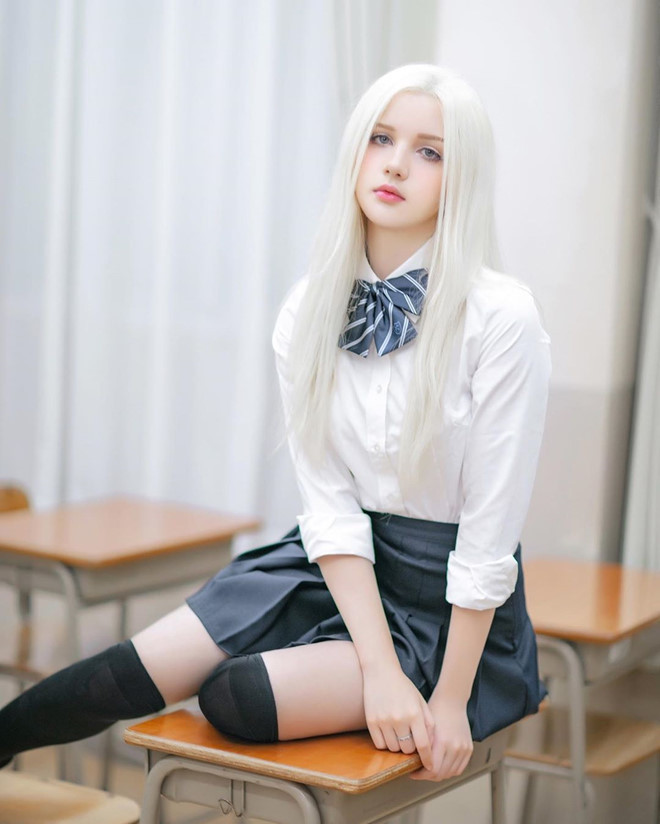 Icy Tenshi sở hữu chiều cao 1,70 m và có vóc dáng thon gọn, mảnh mai. Hot girl tóc bạch kim này cho biết cô hiện theo học ngành Lịch sử nghệ thuật và Tâm lý học ở Italy. Bên cạnh đó, vì yêu thích văn hóa của xứ sở mặt trời mọc, cô nàng còn trau dồi thêm tiếng Nhật Bản.