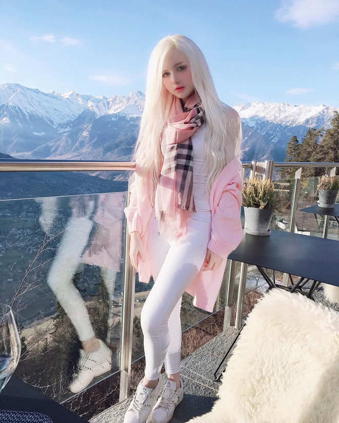 Icy Tenshi từng nhận nhiều bình luận nghi ngờ ngoại hình của cô không phải nét đẹp tự nhiên. Tuy nhiên, cô nàng từng khẳng định mình chưa từng phẫu thuật thẩm mỹ. "Tôi còn quá nhỏ để động đến dao kéo. Để luôn trông tươi tắn, tôi thường dậy sớm dưỡng da và đến phòng tập", hot girl màu tóc bạch kim nói.