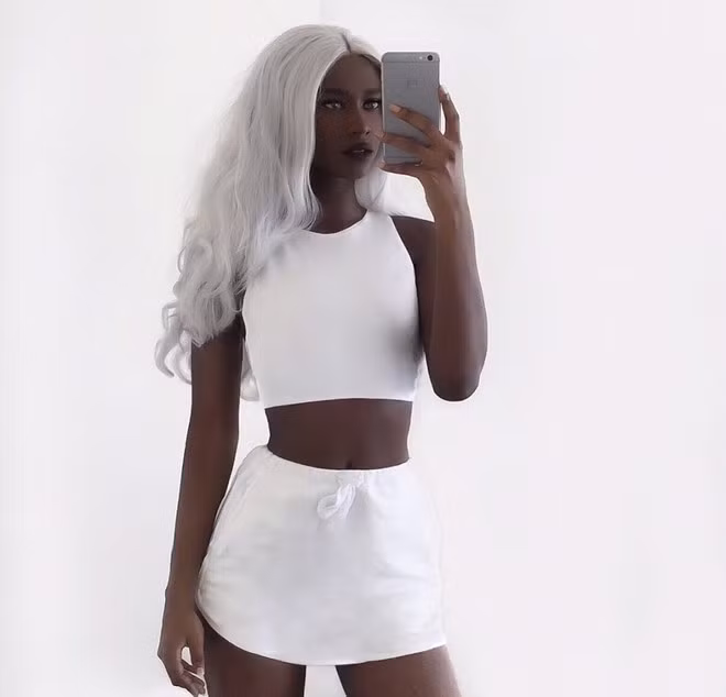 Bên cạnh những lời khen, Melvin cũng đối mặt với nhiều bình luận tiêu cực như cố tình nhuộm da màu đen để gây chú ý. Tuy nhiên, nữ người mẫu tỏ ra không để tâm và chỉ ngầm khẳng định rằng ngoại hình đặc biệt góp phần tạo nên một con người đặc biệt.