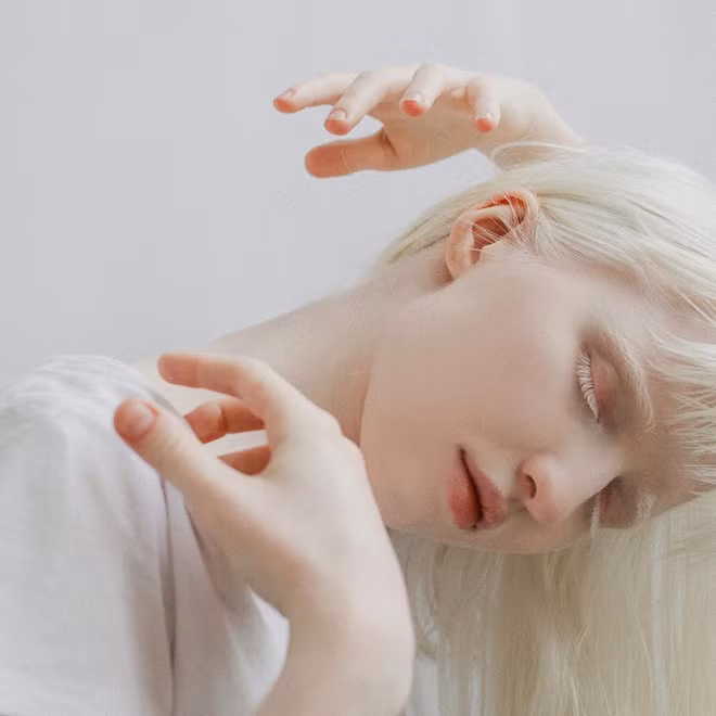 Vẻ ngoài trong trẻo với mái tóc, lông mày và lông mi đều có màu bạch kim cùng làn da trắng sứ của Nastya Kumarova nhận được nhiều lời khen ngợi. Thậm chí nhiều người còn mệnh danh cố là người mẫu bạch tạng đẹp nhất thế giới.