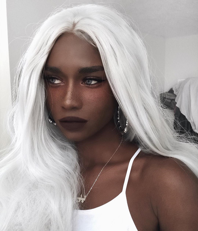 Melvin - người mẫu đến từ Gambia - trở thành cái tên nổi tiếng trên Instagram nhờ màu tóc và màu da đối lập. Cô được nhận xét giống nhân vật Ororo Munroe (Storm) trong phim hoạt hình X-Men.