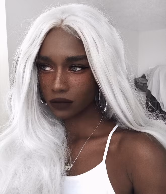 Melvin - người mẫu đến từ Gambia - trở thành cái tên nổi tiếng trên Instagram nhờ màu tóc và màu da đối lập. Cô được nhận xét giống nhân vật Ororo Munroe (Storm) trong phim hoạt hình X-Men.