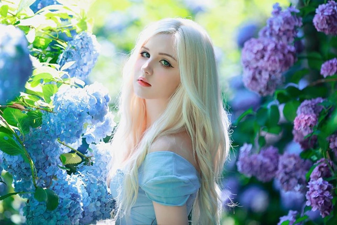 Mang 2 dòng máu Nga - Italy, Icy Tenshi (20 tuổi) được khen có diện mạo như búp bê nhờ mái tóc bạch kim nổi bật, đôi mắt to tròn và làn da trắng sứ.