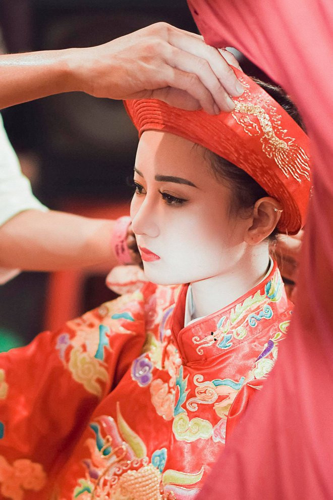 Không chỉ xinh đẹp, khuôn mặt của cô còn có thần thái và đặc biệt phù hợp với vai trò cô đồng đang phụng sự Phật Thánh.