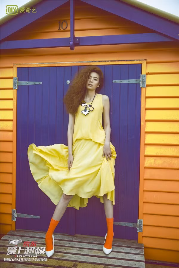 Dong Lei, 23 tuổi, đến từ tỉnh An Huy, Trung Quốc đang là cái tên được giới người mẫu Trung Quốc cũng như quốc tế quan tâm bởi đôi chân dài miên man của mình. Hiện tại cô cao khoảng 1m80 và đặc biệt sở hữu đôi chân dài 1m14, tương đương với chiều cao của một đứa trẻ 7 tuổi thông thường.