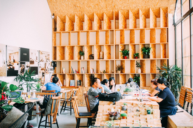 Ngoài là một quán cafe, Tropical còn bán luôn cây và thường có những buổi workshop giúp những người thích chăm sóc cây cảnh. Menu đồ uống ở đây không quá đặc biệt nhưng cũng có nhiều lựa chọn sinh tố, trà, cafe với mức giá trung bình khoảng từ 35.000 đến 60.000 đồng.