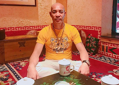 Trước khi nổi tiếng, tháng 3/2013, tại phiên tòa sơ thẩm, TAND Hà Nội tuyên phạt Dũng "trọc" 24 tháng tù giam về tội Gây rối trật tự công cộng. Đàn em của Dũng cùng lĩnh án từ 24 tháng đến 16 năm tù giam.