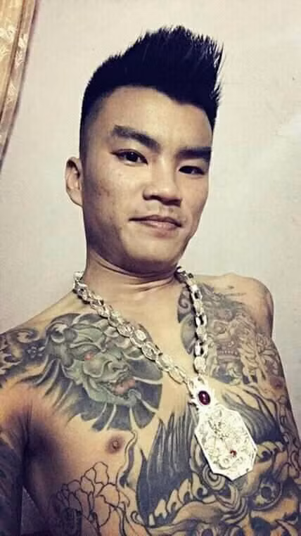 Long 9 ngón 36 tuổi, ngụ Sầm Sơn, Thanh Hóa cũng là một tay giang hồ thường xuyên chia sẻ những đoạn clip trên MXH nhằm câu like và khuếch trương thanh thế của minh.