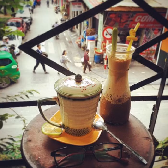 Đặc biệt, vào buổi trưa quán thường vắng khách, buổi tối bạn sẽ có dịp lắng nghe những bản tình ca Hà Nội hoặc khúc nhạc không lời.