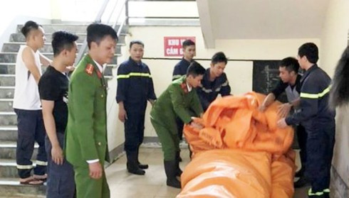 Mau thuan gia dinh, nguoi phu nu len tang 6 doa nhay lau tu tu