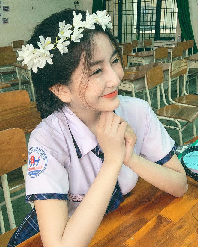 Trong đó, điểm thi môn Văn và môn tiếng Anh làm mọi người cảm thấy khó tin nhất. Lý do là bởi trước đó, Võ Ngọc Trân luôn nổi tiếng là một nàng hot girl không chỉ xinh mà còn học rất giỏi. Với sở trường môn Văn, ngoài việc từng đạt giải cấp thành phố, Trân cũng tự mở group ôn thi Văn cho các bạn khác. Còn về môn Anh, cô nàng từng khoe trên trang cá nhân của mình việc bản thân đã đầu tư cả chục triệu để ôn thi.