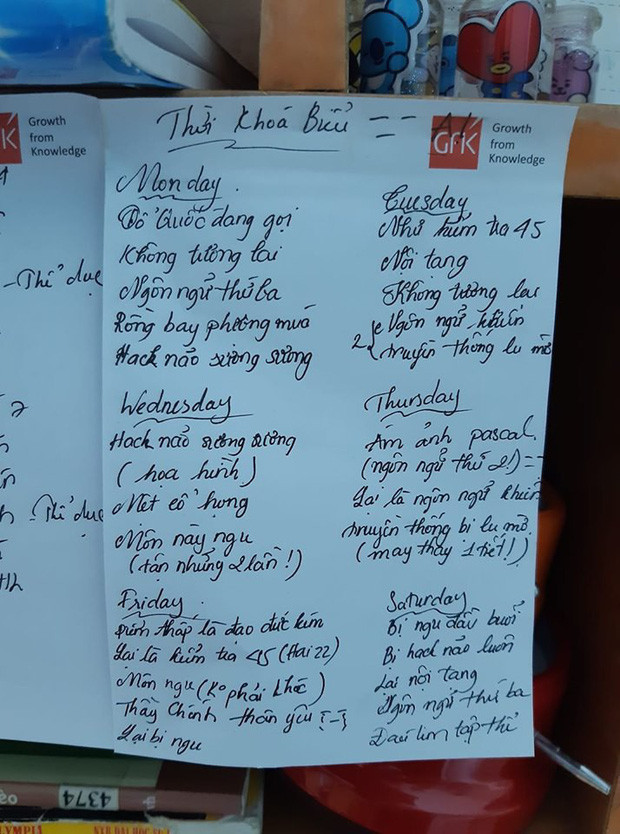 Việc những tờ giấy ghi thời khóa biểu đơn giản giờ bỗng hóa lòe loẹt, bất ngờ nổi rần rần trên khắp các trang mạng xã hội chính là một điển hình cho sự sáng tạo của các bạn học sinh.