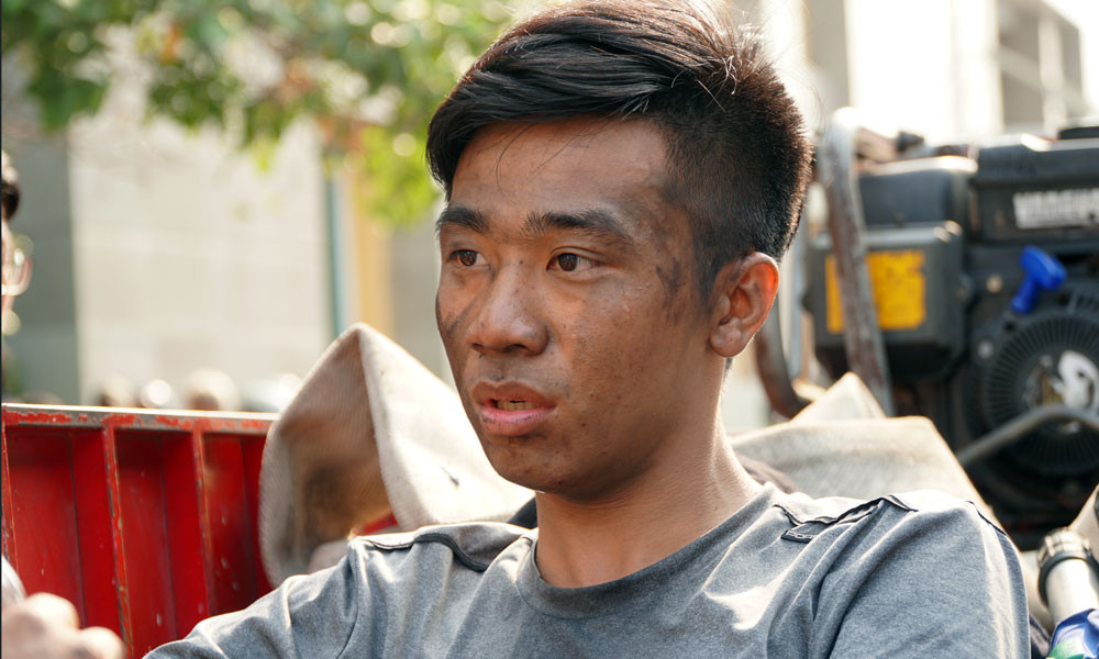 Đa số dân mạng đều không khỏi cảm động, mong các chiến sỹ luôn khỏe mạnh để tiếp tục cống hiến với nghề. Cụ thể như nickname Hoang Kim Thanh có viết: "Có những người luôn hi sinh thầm lặng đến nỗi quên thân mình để cứu những người chẳng phải bà con, chẳng phải thân thích với mình. Dù còn rất rát và đau trên các bộ phận cơ thể nhưng mắt họ vẫn hướng về phía tòa nhà đang cháy như ngọn đuốc. Không mưu cầu cho bản thân sự an toàn, họ đánh đổi nó để đổi lấy cho những người dân tính mạng. Cám ơn họ những người xả thân vì nghĩa". Ảnh: Pháp Luật TP HCM