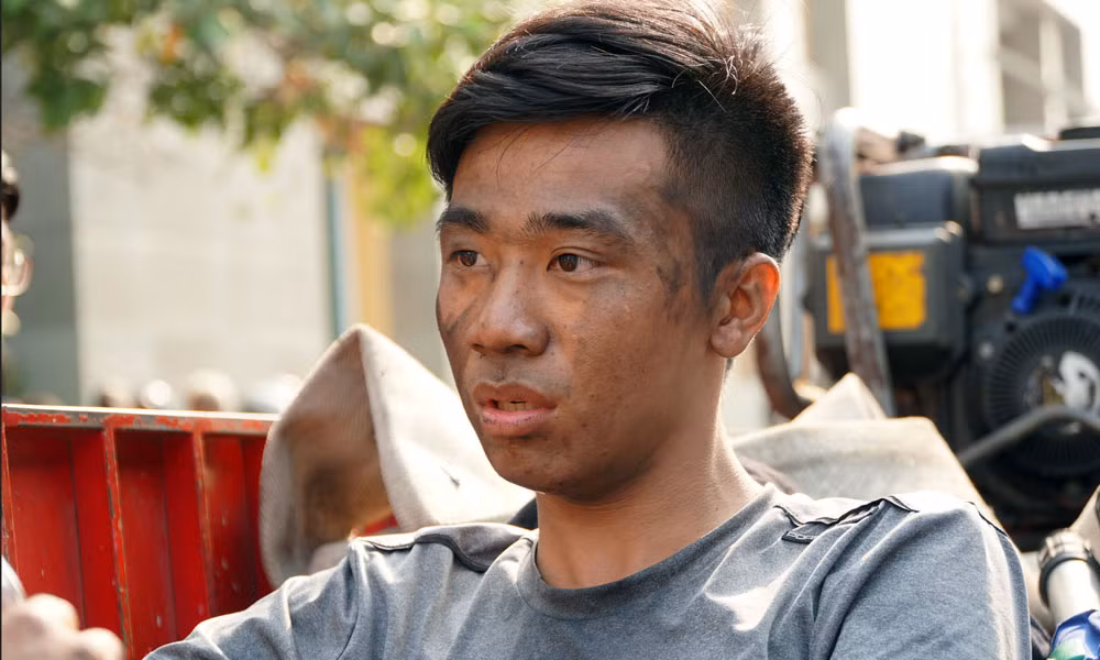 Đa số dân mạng đều không khỏi cảm động, mong các chiến sỹ luôn khỏe mạnh để tiếp tục cống hiến với nghề. Cụ thể như nickname Hoang Kim Thanh có viết: "Có những người luôn hi sinh thầm lặng đến nỗi quên thân mình để cứu những người chẳng phải bà con, chẳng phải thân thích với mình. Dù còn rất rát và đau trên các bộ phận cơ thể nhưng mắt họ vẫn hướng về phía tòa nhà đang cháy như ngọn đuốc. Không mưu cầu cho bản thân sự an toàn, họ đánh đổi nó để đổi lấy cho những người dân tính mạng. Cám ơn họ những người xả thân vì nghĩa". Ảnh: Pháp Luật TP HCM