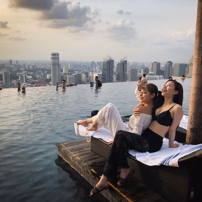 Từ cái nhìn đầu tiên, My đã trúng "tiếng sét ái tình" với Thanh và quyết định bỏ việc quản lý tiệm áo cưới cùng gia đình ở Hải Phòng lại, đến Sài Gòn sinh sống để theo đuổi cho bằng được cô nàng "crush" của mình.