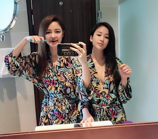 Chuyện tình của cặp đôi gái đẹp trên bắt đầu từ một lần chạm mặt nhau ở Sài Gòn vào đúng đêm Noel. My từ Hải Phòng đến chung vui với bạn bè và cũng vô tình chạm mặt cô mẫu ảnh Sài Gòn tên Thanh Thanh ở đây.