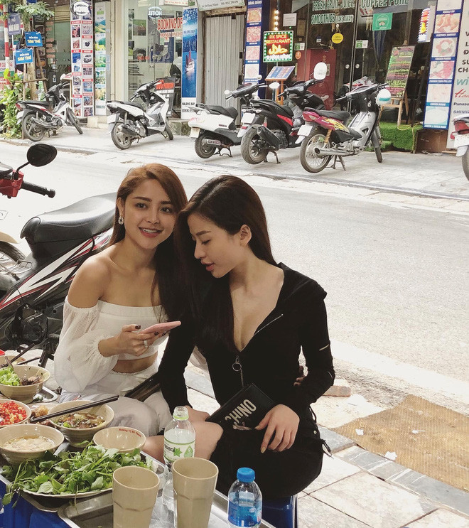 Từ đó hai cô nàng cùng "đưa qua đẩy lại" rồi đến với nhau và hạnh phúc đến ngày hôm nay. Chuyện tình yêu của hai ngọc nữ khiến bao nhiêu người phải tiếc hùi hụi khi "gái đẹp đã ít họ lại còn yêu nhau".