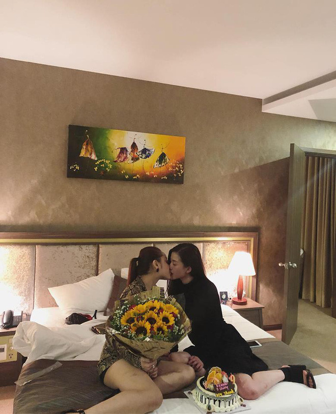 Cặp đôi gái đẹp yêu nhau được nhắc tới đó là 2 cô nàng My Nguyễn và Thanh Thanh, hai bông hồng sinh năm 1996.