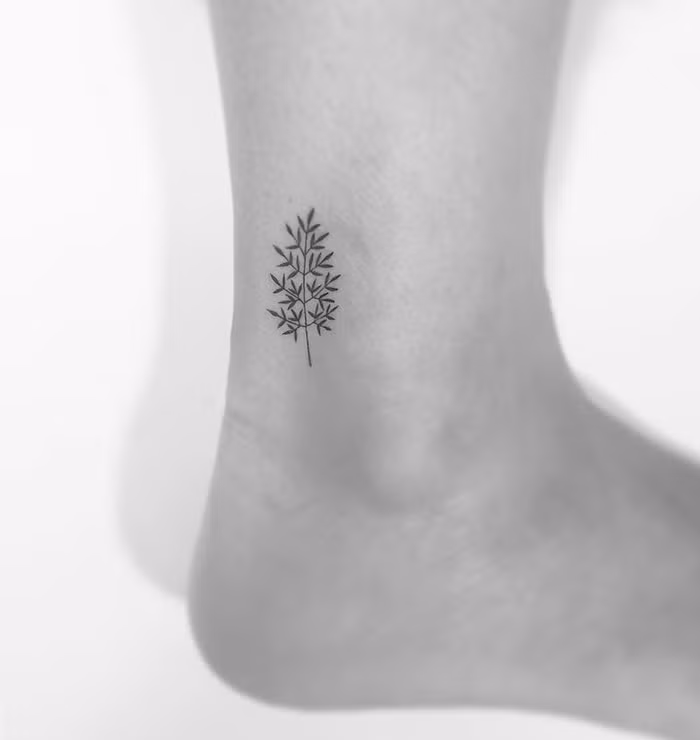 Ngoài ra, những hình xăm mini tatoo cũng rất thích hợp với những bạn gái làm văn phòng. Ẩn hiện sau lớp áo sơ mi, những hình xăm này càng khiến người ngắm tò mò.