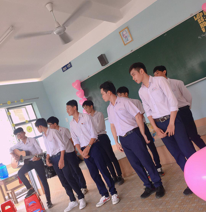 Ngay sau khi được đăng tải, clip nhận được đông đảo sự quan tâm từ cộng đồng mạng, hầu hết mọi người bày tỏ sự ngưỡng mộ về độ dễ thương và tâm lý của các bạn nam lớp này.