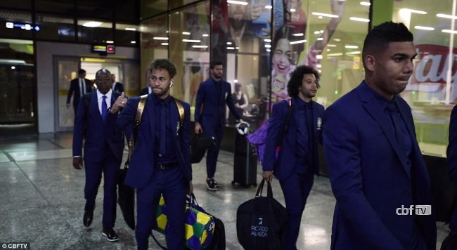 Vừa xuống khỏi sân bay chiếc cặp được mạ vàng của Neymar đã thu hút sự chú ý của nhiều người.