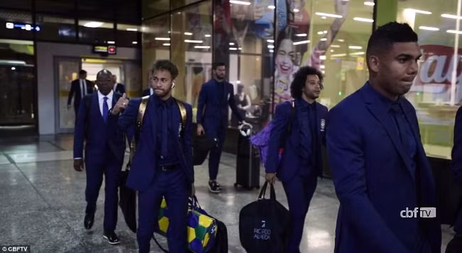 Vừa xuống khỏi sân bay chiếc cặp được mạ vàng của Neymar đã thu hút sự chú ý của nhiều người.