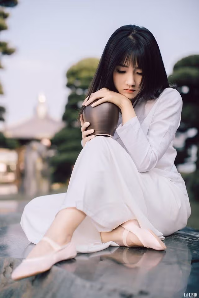 Với đôi mắt có hồn, khuôn mặt đẹp, càng tôn lên vẻ đẹp tinh khôi của cô hot girl 9X Kiều Trinh.