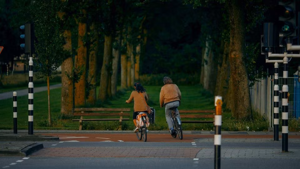 Chính cảm xúc nhặt nhạnh từ sự bình yên, cổ kính của châu Âu, Tùng Lâm đã kể lại câu chuyện của mình bằng cách thổi hồn vào những khuôn hình. Một châu Âu thật sự đẹp đã hiện lên không khác gì tranh vẽ.