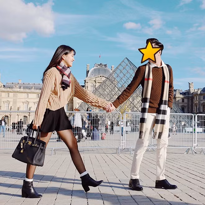 Trong bữa tiệc Giáng sinh vừa qua của Kiều Trinh, không chỉ bạn thân mà dường như bạn trai mới của "hot girl trà sữa" này cũng xuất hiện. Tấm ảnh cô nàng đang ôm hôn một chàng trai giấu mặt khiến nhiều người tò mò xem ai mà lại thân thiết với Kiều Trinh đến vậy.