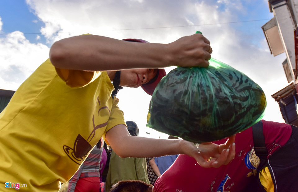 Do giá rẻ nên một số người dân thành phố Cẩm Phả cũng đi chợ sớm để nấu ăn cho gia đình hoặc mua dự trữ trong tủ lạnh.