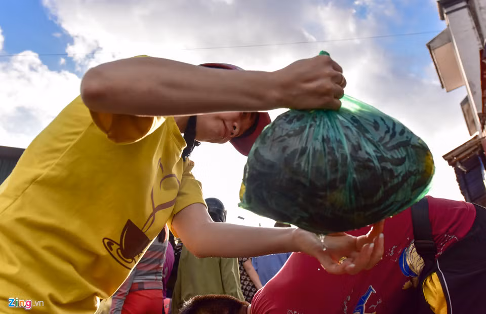 Do giá rẻ nên một số người dân thành phố Cẩm Phả cũng đi chợ sớm để nấu ăn cho gia đình hoặc mua dự trữ trong tủ lạnh.