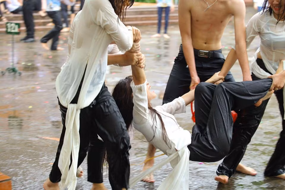 Chính vì vậy, các bạn học sinh sẵn sàng cùng nhau chụp một bộ ảnh kỷ yếu dưới mưa trong ngày tổng kết cuối năm.