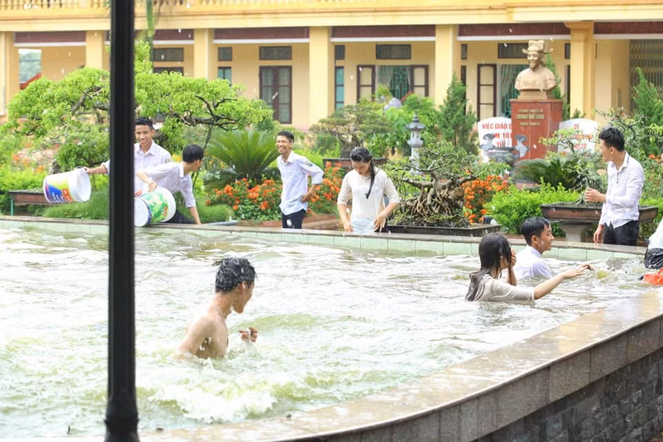 Sau khi đăng lên mạng, bộ ảnh này đã thu hút sự chú ý của nhiều người dùng Facebook khi nhận được hàng nghìn like và bình luận. Đa phần mọi người đều tỏ ra thích thú bởi bộ ảnh thể hiện được sự nghịch ngợm, đáng yêu và vô tư của tuổi học trò.